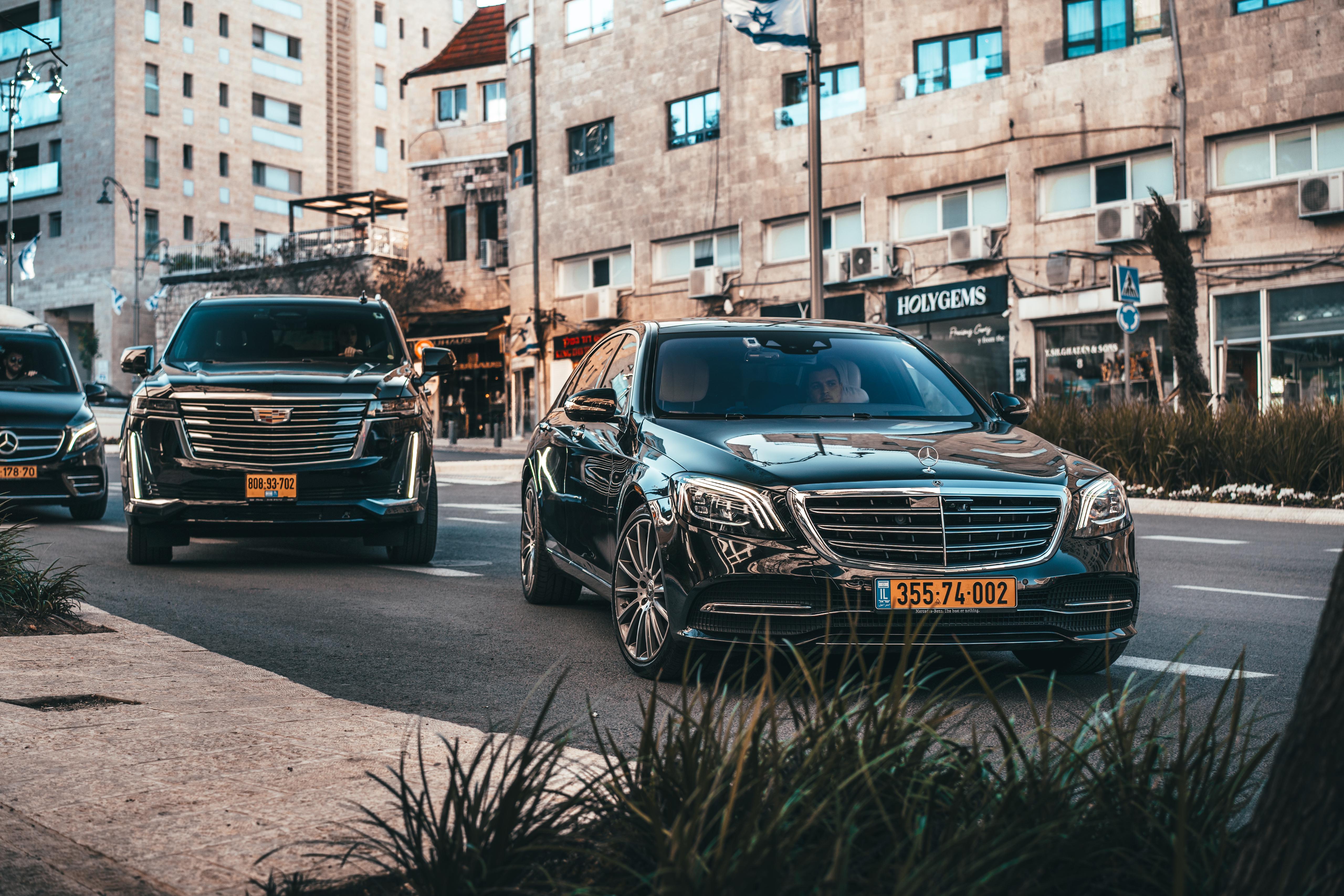 רכב יוקרה שחור בקו רכבי VIP
